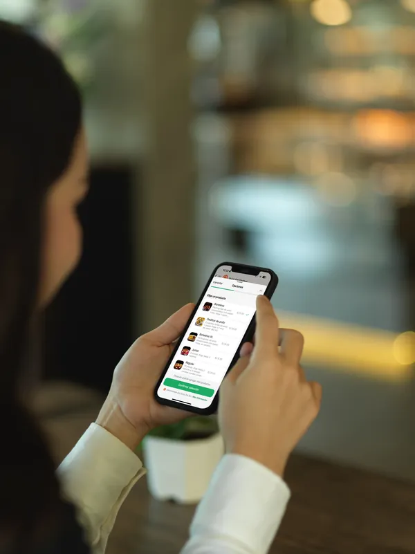 Persona eligiendo un producto en el chatbot de WhatsApp